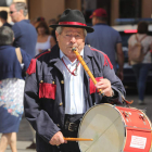 El querido tamboritero ayer por las calles de Ponferrada. L. DE LA MATA