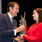 El consejero entregó uno de los premios de FM Bierzo a la atleta paraolímpica Marta Casado. CEBRONES