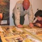 Varios niños y un monitor trabajan con los posters que hablan del oso pardo y su hábitat