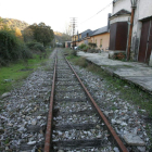 Vía del tren a su paso por la vieja estación de Toreno. L. DE LA MATA