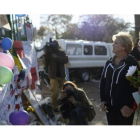 Enfermeras depositan flores ante el hospital Medi Clinic Heart, donde Mandela es tratado.