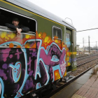 Trenes adornados con grafitis