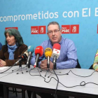 José Omente, ante los micrófonos, ayer rodeado de los cuatro ediles del PSOE de Cacabelos.