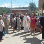 Momento en el que las mujeres del pueblo procesionan a la imagen de la santa.