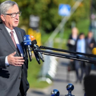 Juncker responde a los periodistas a su llegada a la cumbre de Tallin (Estonia), el 29 de septiembre