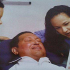 Chávez con sus hijas, en la foto distribuida por el Gobierno venezolano.