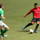El jugador del equipo maragato Álvaro, a la izquierda, trata de evitar el avance de un jugador del equipo canario.