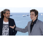 El director Fernando León de Aranoa con el actor Benicio del Toro, ayer en Cannes.