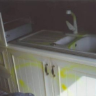 Parte de los muebles de la cocina dañados por las pintadas.