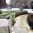 Operarios municipales, ayer, arreglando la fuente.