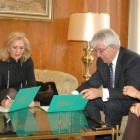 Rosa Mary Juárez y José Ángel Hermida, durante la firma.