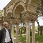 El historiador leonés Gerardo Boto, durante su visita al claustro de Palamós.