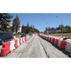 Un detalle de las obras todavía pendientes en la mediana del acceso a Ponferrada por la avenida de Astorga.