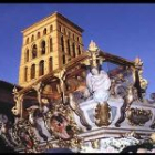 Santo del Sepulcro, autentica joya procesional del siglo XVIII, una de las más importantes de la imaginería castellano y leonesa. La torre mudejar de la parroquia San Lorenzo contempla el cortejo.