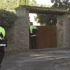 Dos agentes de la Policía vigilan la entrada de la casa de Begur donde secuestraron a Marc