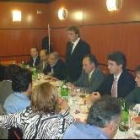 El presidente de la Diputación se dirige a los presentes una vez finalizada la cena