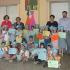 Los niños posaron junto a sus maestros con los bonetes y las bandas propias de la graduación