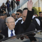 Beji Caid Essebsi saluda a unos simpatizantes, este domingo.