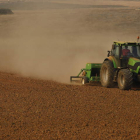 Un tractor realiza tareas de gradeo en una finca de León, en una imagen de archivo. JESÚS F. SALVADORES