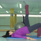 Hay muchos ejercicios en yoga y pilates que contribuyen a fortalecer el suelo pélvico, su fortaleza previene la incontinencia.