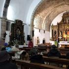 La agente ocupa sus sitios en la iglesia del pueblo. CAMPOS