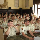 Los militares, ayer durante la entrega de diplomas del curso de natación.