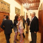 Miembros de la asamblea del consorcio se saludan antes de iniciarse la reunión.