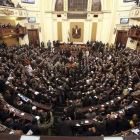 Vista general de la primera sesión del Parlamento egipcio de la era post-Mubarak, en El Cairo (Egipto), este lunes.