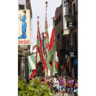 Los paños, volteados al aire en medio del calor de la calle de Astorga.