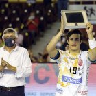 Gonzalo Pérez recibió el premio al mejor extremo derecho de la pasada Liga Asobal. MARCIANO PÉREZ