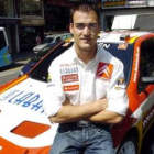 El piloto de rallyes cántabro Dani Sordo, se apoya en su coche