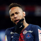 Neymar, pensativo en el Parque de los Príncipes de París.