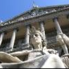 Escultura de Alfonso X, a la puerta de la Biblioteca Nacional