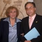 La escritora Elena Santiago, junto al alcalde de Villarejo, Tomás Vaca