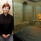 Margarita Torres junto al cáliz de doña Urraca