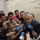 Griñán, ayer en declaraciones a la prensa en Granada.