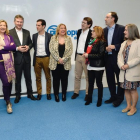 El presidente del Partido Popular de Castilla y León, Alfonso Fernández Mañueco, posa junto a los nueve candidatos a las capitales de provincia de las elecciones municipales del mes de mayo, entre ellos Antonio SIlván (izquierda).