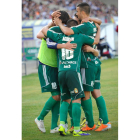Los jugadores de la Deportiva celebran el tanto de Berrocal haciendo una piña.