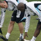 Arjen Robben y el francés Lassana Diarra durante el entrenamiento de ayer