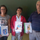 La concejala y el alcalde entregan los libros a directora del CRA