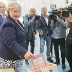La primera ministra noruega,  Erna Solberg,  ejerce su derecho al voto en un colegio electoral.