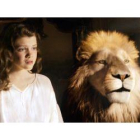 Georgie Henley y Alan el León en una escena de la última entrega de Narnia.
