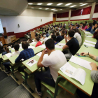 Alumnos durante las pruebas de selectividad en la Universidad de León. RAMIRO