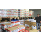 Aspecto, atestado, que presenta actualmente el local del Banco de Alimentos del Sil en los bajos del estadio del Toralín.