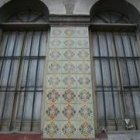 Detalle del pavimento cerámico de las ventanas del edificio
