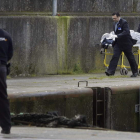 Los servicios funerarios trasladan el cuerpo del hombre localizado en la bahía de La Coruña.