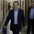 Tsipras, a su llegada al Parlamento griego para una reunión interna de Syriza, este martes en Atenas.