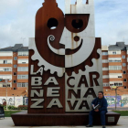 Toño Odón Alonso, con su libro, delante de la escultura del Carnaval que resultó del cartel que realizó para publicitar la fiesta en 1996.