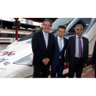 El jefe de maquinistas de León, Francisco Herrero; el gerente del corredor norte, Alfonso Rodríguez; el maquinista del AVE Juan Manuel Villanueva y el supervisor, Tomás del Río