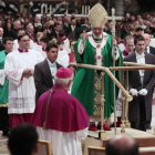 Benedicto XVI cruza la basílica a bordo de la plataforma móvil.